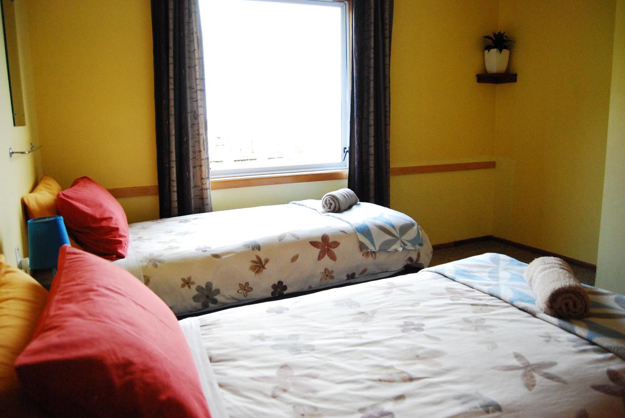 Surat Bay Lodge By The Sea/Backpackers Hostel Owaka Екстериор снимка