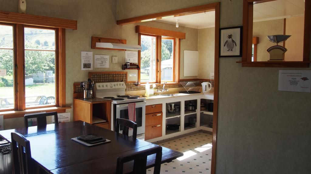 Surat Bay Lodge By The Sea/Backpackers Hostel Owaka Екстериор снимка
