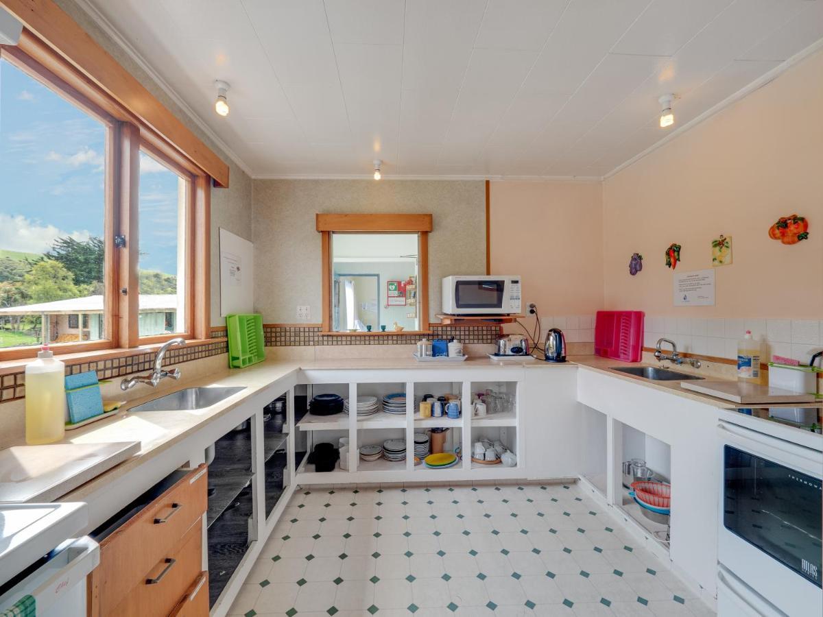 Surat Bay Lodge By The Sea/Backpackers Hostel Owaka Екстериор снимка